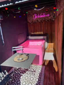bañera rosa en una habitación con mesa en Appartement cosy à Nantes avec terrasse en Nantes