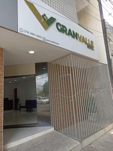 una puerta delantera de un edificio con un cartel en Granvalle Hotel Juazeiro, en Juazeiro