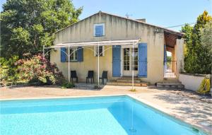 una casa con piscina frente a una casa en Cozy Home In Lanon-provence With Private Swimming Pool, Can Be Inside Or Outside, en Lançon-Provence