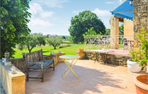 d'une terrasse avec une table, des chaises et une table. dans l'établissement Nice Home In Lançon-Provence, à Lançon-Provence 17 autres photos