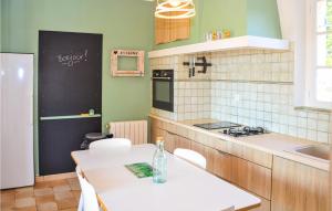 une cuisine avec une table blanche et un tableau noir dans l'établissement Nice Home In Lançon-Provence, à Lançon-Provence