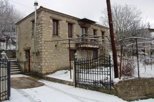 Gorianades Traditional House v zime