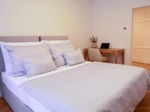 Ένα ή περισσότερα κρεβάτια σε δωμάτιο στο Laurinska 1 Apartments