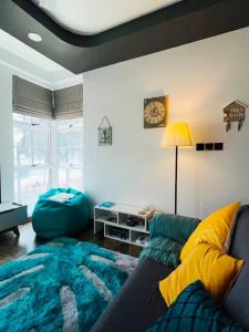 een woonkamer met een bank en een bed bij Charming Beachfront 2BR Apartment in Hulhumale’ in Hulhumale