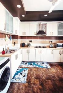 Kuchyň nebo kuchyňský kout v ubytování Charming Beachfront 2BR Apartment in Hulhumale’