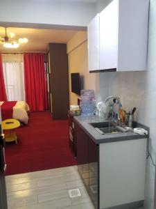 Η κουζίνα ή μικρή κουζίνα στο Jeyem HomeStays Studio B1202 at Diamond Homes Apartment