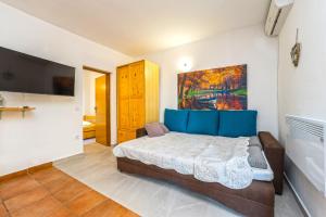a bedroom with a bed and a painting on the wall at Apartments Jonke in Mandre