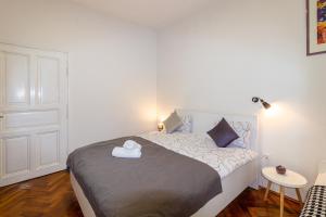 een slaapkamer met een bed met een hoed erop bij Apartment G37 in Zagreb