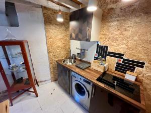 cocina con lavadora y fregadero en Loft Borines, en Borines