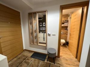 茲拉蒂博爾的住宿－M apartments Zlatibor，一间带卫生间和镜子的小浴室