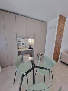 A kitchen or kitchenette at REale Apartments
