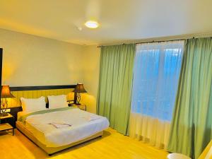 Ένα ή περισσότερα κρεβάτια σε δωμάτιο στο Green Hotel ANG