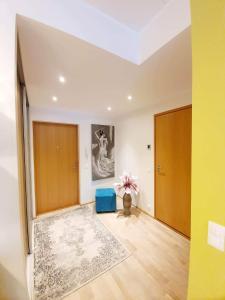 een lege woonkamer met een blauwe stoel en een tapijt bij Kasekodu apartament in Laagri