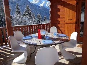 Chalet Châtel, 6 pièces, 10 personnes - FR-1-200-288餐廳或用餐的地方