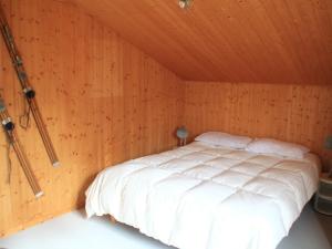 Een bed of bedden in een kamer bij Chalet Châtel, 6 pièces, 10 personnes - FR-1-200-288