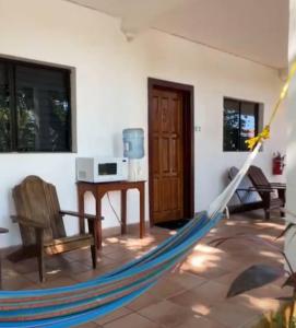 ein Wohnzimmer mit einer Hängematte in einem Haus in der Unterkunft Drift Inn Cayo in Santa Elena
