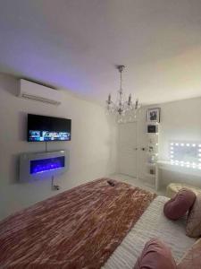 Schlafzimmer mit einem Bett und einem Kronleuchter in der Unterkunft Appartement luxury in Montpellier