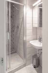 La salle de bains est pourvue d'une douche et d'un lavabo. dans l'établissement Skolska Winter Terrace apartment, à Prague