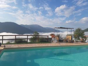 een zwembad met uitzicht op de bergen bij Agriturismo Tre Monti in Meggiano