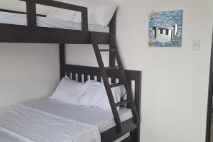 Tempat tidur susun dalam kamar di Casa Vacacional en Herradura con piscina privada