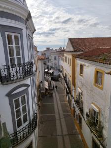 vista su una strada in una città con edifici di Mont' Sobro House Rooms a Évora