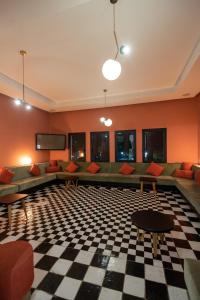 Ibis Meknes في مكناس: غرفة معيشة مع أريكة وأرضية مصدية