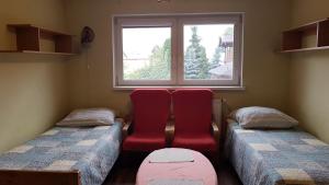 Pokój z 2 łóżkami pojedynczymi i oknem w obiekcie noclegi pokoje gościnne kwatery pracownicze Dobranocka w mieście Sieradz