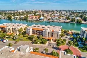 eine Luftansicht einer Stadt mit einem Wasserkörper in der Unterkunft Land's End 6-205 Beach Front - Premier in St Pete Beach