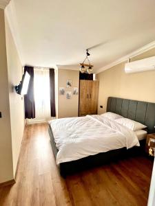 1 dormitorio con 1 cama grande y suelo de madera en Mustafa Tokalaç Castle house, en Marmaris