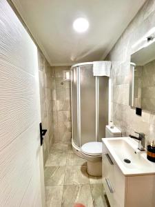 een badkamer met een douche, een toilet en een wastafel bij Mustafa Tokalaç Castle house in Marmaris