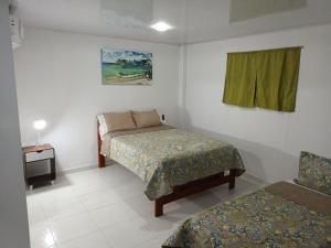 Postel nebo postele na pokoji v ubytování LodgeFabi'sPlace