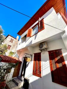 biały budynek z czerwonymi drzwiami i oknami w obiekcie Mustafa Tokalaç Castle house w mieście Marmaris