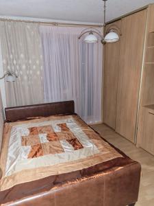Ulbrokas Apartment في ريغا: غرفة نوم بسرير في غرفة