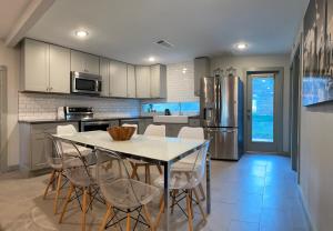 a kitchen with a table and chairs in it at Downtown Views, Rooftop Deck, Pets in Dallas