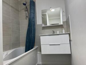 Kúpeľňa v ubytovaní LeRelaisdOdile - Grand T4 Spacieux & Lumineux