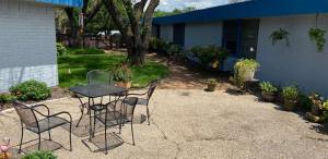 un patio con mesa y sillas frente a una casa en La Unica en Austin