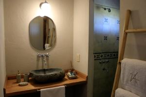 een badkamer met een stenen wastafel en een douche bij La Carrera Villas, Atamisque. Tupungato, Mendoza. in Ciudad Lujan de Cuyo