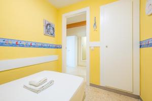 um quarto amarelo com uma cama e um espelho em Lux Center 5-D em Benidorm