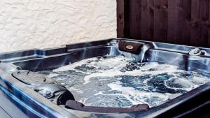 uma banheira cheia de água num lavatório em Willow Chalet near Cartmel & Lake Windermere em Flookburgh