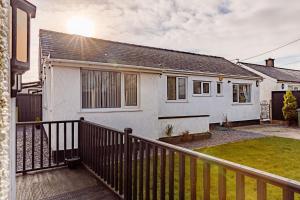 FlookburghにあるWillow Chalet near Cartmel & Lake Windermereの白い家