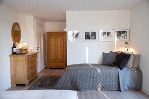 sypialnia z łóżkiem, komodą i lustrem w obiekcie Hotel Aahøj w mieście Sæby