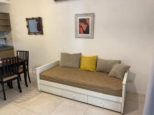 un sofá con 2 almohadas en una habitación en Hermoso dpto.2 ambientes. Luminoso en Buenos Aires