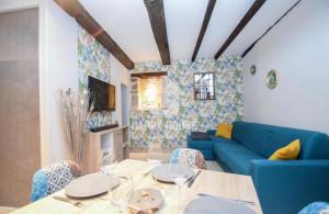 a living room with a blue couch and a table at Les gîtes de Madline, Le petit Solidor in Saint Malo