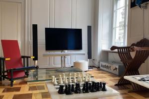 TV a/nebo společenská místnost v ubytování Bright designer flat in the heart of Zurich