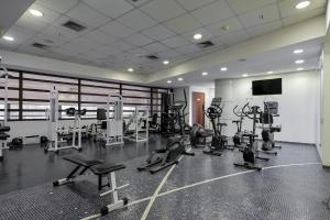a gym with several treadmills and exercise machines at Suite at the Grand Plaza Avenida Paulista in Sao Paulo