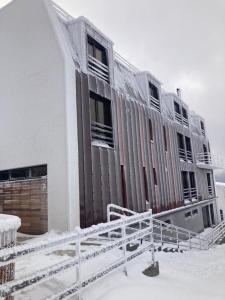 un bâtiment avec de la neige devant lui dans l'établissement OZONE, à Petroşani