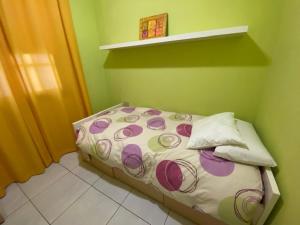 małe łóżko w pokoju z półką w obiekcie Casa Victoria, Playa Chica w Puerto de la Cruz