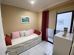 Pokój z łóżkiem z poduszkami i oknem w obiekcie Casa Victoria, Playa Chica w Puerto de la Cruz