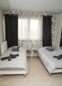 Łóżko lub łóżka w pokoju w obiekcie Le nid douillet