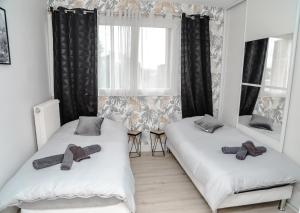 Łóżko lub łóżka w pokoju w obiekcie Le nid douillet